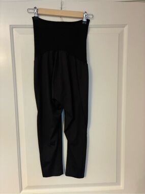 Motherhood Maternity Black High-Rise Maternity Capri leggings
